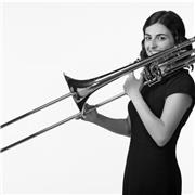 Profesora de música que imparte clases a todas la edades